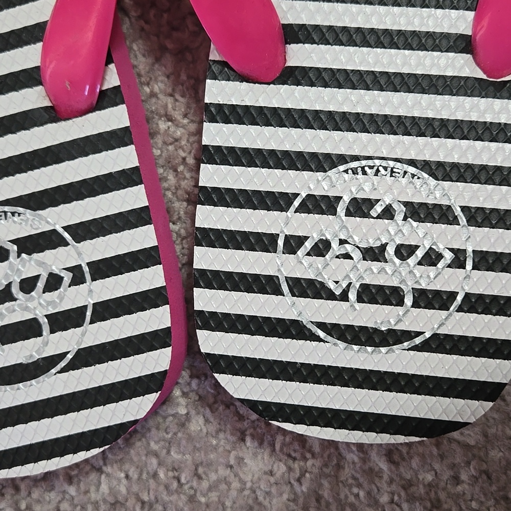 BCBG Pink and Black Flip Flop Sandals - Size 8 - NEW - Picture 3 of 5